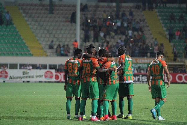 56. dakikada kaleci ile karşı karşıya kalan Love'un şutundo Ahmet Şahin’in topu çeldi.