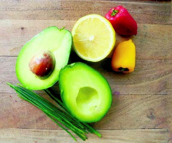 CİLDİ KORUYOR 

İçerisindeki vitaminler sayesinde yaz aylarında cildi güneşten gelen zararlı ışınlardan koruyor.