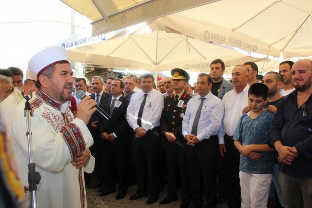 Şehidin cenazesi önce evine götürülüp burada helallik alındı. Ardından cenaze namazı kılınmak üzere Emine Özmüftüoğlu Camii'ne getirilen şehidimizin cenaze namazını Antalya İl Müftüsü Osman Artan kıldırdı.