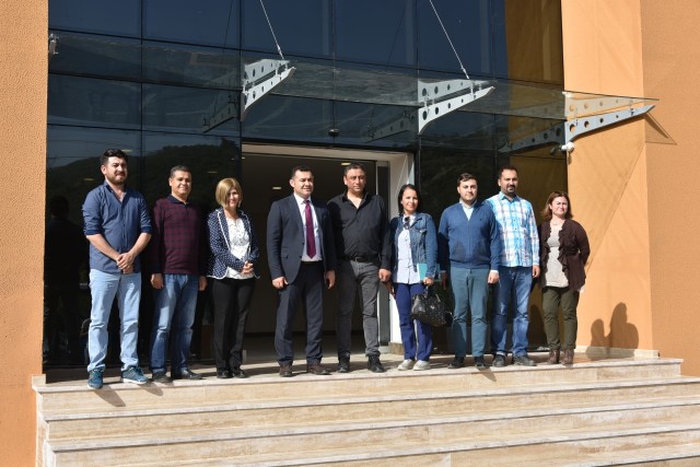 Başkan Yücel, burada basın mensuplarına çalışmaların seyri hakkında bilgi verdi. Başkan Yücel, Yeni Belediye Binasının çevresindeki yolların birbirleri ile bağlantısı yapılarak, yaşam alanlarının kesiştiği bir merkez durumuna getirileceğini ifade etti.