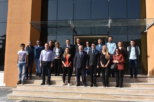 Alanya Belediyesi’nin merkez ve doğu mahallelerinde projelendirilen yatırımlarının anlatıldığı basın gezisinde ilk olarak yeni Belediye Hizmet Binası inşaatı gezildi.