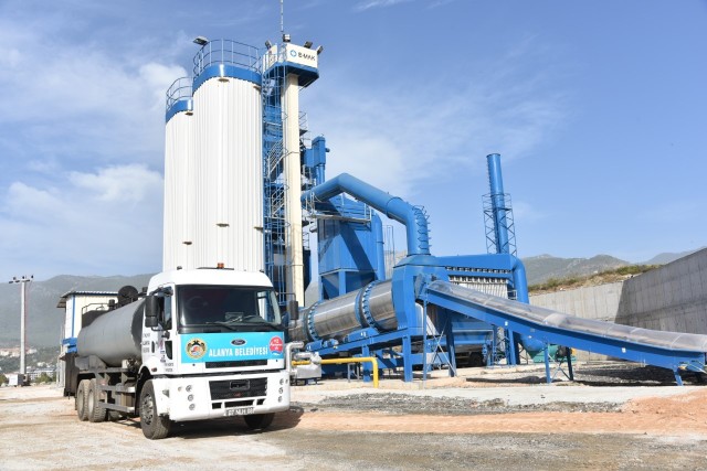 Alanya Belediye Başkanı Adem Murat Yücel, merkez ve doğu mahallelerinde yapılan ve devam eden yatırımları basın turu ile tanıttı. Başkan Yücel, Alanya Belediyesi’nin gittikçe üreten, ürettikçe büyüyen, büyüdükçe güçlenen yapısıyla her geçen gün halkın refah düzeyini yükselten milyonluk yatırımlara imza attığını söyledi.