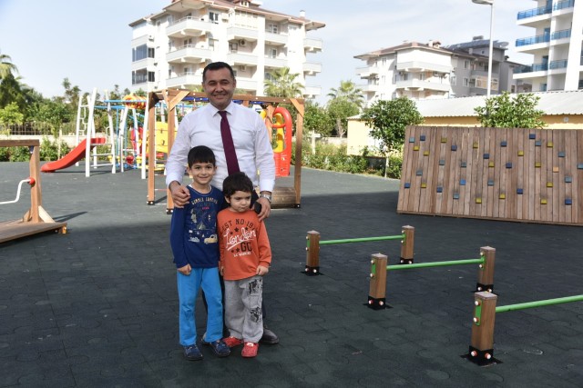 Doğu bölgesinin sosyal, kültürel anlamda kaderini değiştirecek projelerimizin tamamını Ocak ayı içerisinde tamamlamayı hedefliyoruz. Birçok mahallemize hizmet verecek Düğün Salonu ve Kültür Merkezimiz ile Cenaze Hizmetleri Binamız Alanya Belediyesi’nin farkındalık yaratan projelerine en büyük örnek olarak gösterilebilir.