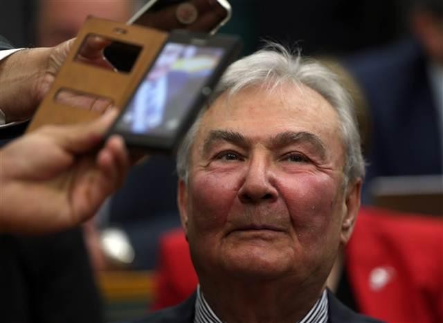 Baykal'ın güneş altında çok kaldığı için yandığı yorumu yapılmıştı.