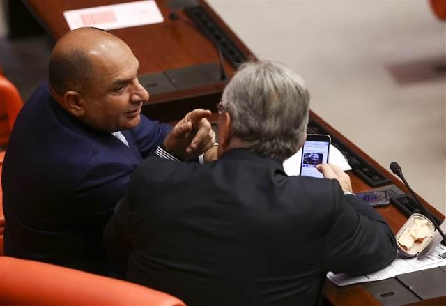 Baykal bir süre yanaklarının kızarık olduğu fotoğrafını internetten inceledi.