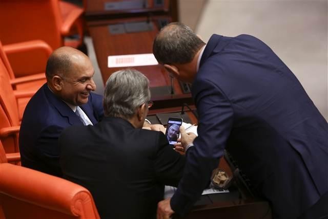 Baykal daha sonra eski bir fotoğrafını CHP Kocaeli Milletvekili Tahsin Tarhan'a da gösterdi. Baykal'ın yanaklarını işaret ettiği görüldü.