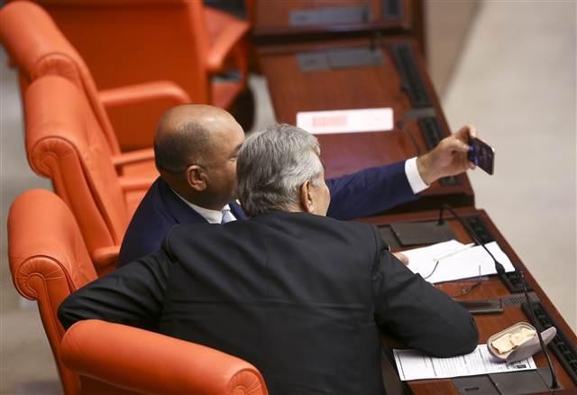 Baykal ile Tarhan'ın incelemenin ardından özçekim yaptığı görüldü.