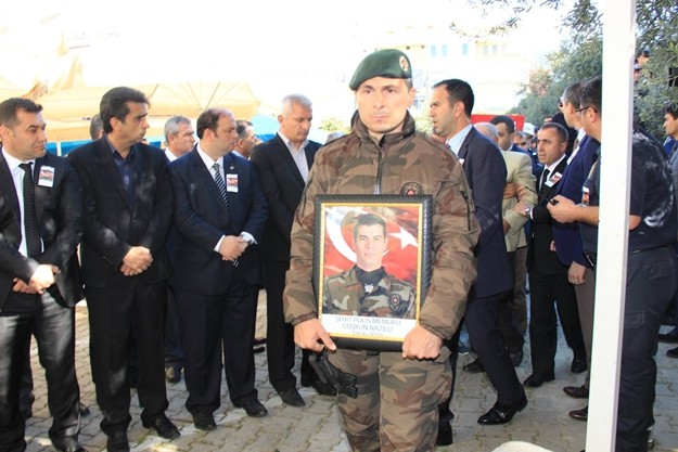 Mardin’in Nusaybin İlçesi’nde uygulanan sokağa çıkma yasağı ile birlikte PKK’lı teröristleri etkisiz hale getirmek, kazılan hendekleri kapatmak ve barikatları kaldırmak amacıyla başlatılan operasyonlarda, PKK’lı teröristlerin tuzakladığı patlayıcıyı infilak ettirmeleri sonucu, şehit düşen Özel Harekât Polis Memuru Coşkun Nazilli dualarla ebediyete uğurlandı.

ŞEHİDİMİZ İÇİN BABA OCAĞINDA HELALLİK ALINDI

Mardin Emniyet Müdürlüğü'nde düzenlenen törenin ardından Türk Silahlı Kuvvetleri'ne ait uçakla Gazipaşa Havalimanı'na getirilen şehidimizin cenazesi, önce baba ocağına götürülüp burada helallik alındı. 

Emine Özmüftüoğlu Camiinde düzenlenen cenaze törenine Antalya Valisi Muammer Türker, Alanya Kaymakamı Dr. Hasan Tanrıseven, Ak Parti, MHP, CHP Antalya Milletvekilleri, İl Jandarma Komutanı Kıdemli Albay Ahmet Yurdagül, İl Emniyet Müdürü Cemil Tombul, Antalya Büyükşehir Belediye Başkanı Menderes Türel, Alanya ve Gazipaşa Belediye Başkanları, Askeri Erkan, Polis Teşkilatı Mensupları, Kamu Kurum ve Kuruluşlarının Yetkilileri, Sivil Toplum Kuruluşlarının temsilcileri ve şehidin yakınları ile birlikte çok sayıda vatandaş katıldı. 

GÖZYAŞLARI ARASINDA TOPRAĞA VERİLDİ

Antalya İl Müftüsü Osman Artan'ın kıldırdığı cenaze namazının akabinde Özel Harekât Polisi Şehit Coşkun Nazilli'nin cenazesi, Alanya Garnizon Şehitliği'nde gözyaşları arasında toprağa verildi.