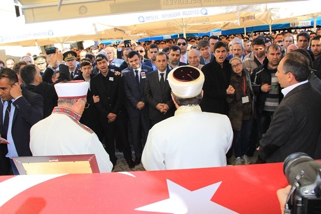 Mardin’in Nusaybin İlçesi’nde uygulanan sokağa çıkma yasağı ile birlikte PKK’lı teröristleri etkisiz hale getirmek, kazılan hendekleri kapatmak ve barikatları kaldırmak amacıyla başlatılan operasyonlarda, PKK’lı teröristlerin tuzakladığı patlayıcıyı infilak ettirmeleri sonucu, şehit düşen Özel Harekât Polis Memuru Coşkun Nazilli dualarla ebediyete uğurlandı.

ŞEHİDİMİZ İÇİN BABA OCAĞINDA HELALLİK ALINDI

Mardin Emniyet Müdürlüğü'nde düzenlenen törenin ardından Türk Silahlı Kuvvetleri'ne ait uçakla Gazipaşa Havalimanı'na getirilen şehidimizin cenazesi, önce baba ocağına götürülüp burada helallik alındı. 

Emine Özmüftüoğlu Camiinde düzenlenen cenaze törenine Antalya Valisi Muammer Türker, Alanya Kaymakamı Dr. Hasan Tanrıseven, Ak Parti, MHP, CHP Antalya Milletvekilleri, İl Jandarma Komutanı Kıdemli Albay Ahmet Yurdagül, İl Emniyet Müdürü Cemil Tombul, Antalya Büyükşehir Belediye Başkanı Menderes Türel, Alanya ve Gazipaşa Belediye Başkanları, Askeri Erkan, Polis Teşkilatı Mensupları, Kamu Kurum ve Kuruluşlarının Yetkilileri, Sivil Toplum Kuruluşlarının temsilcileri ve şehidin yakınları ile birlikte çok sayıda vatandaş katıldı. 

GÖZYAŞLARI ARASINDA TOPRAĞA VERİLDİ

Antalya İl Müftüsü Osman Artan'ın kıldırdığı cenaze namazının akabinde Özel Harekât Polisi Şehit Coşkun Nazilli'nin cenazesi, Alanya Garnizon Şehitliği'nde gözyaşları arasında toprağa verildi.