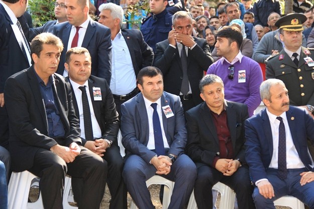 Mardin’in Nusaybin İlçesi’nde uygulanan sokağa çıkma yasağı ile birlikte PKK’lı teröristleri etkisiz hale getirmek, kazılan hendekleri kapatmak ve barikatları kaldırmak amacıyla başlatılan operasyonlarda, PKK’lı teröristlerin tuzakladığı patlayıcıyı infilak ettirmeleri sonucu, şehit düşen Özel Harekât Polis Memuru Coşkun Nazilli dualarla ebediyete uğurlandı.

ŞEHİDİMİZ İÇİN BABA OCAĞINDA HELALLİK ALINDI

Mardin Emniyet Müdürlüğü'nde düzenlenen törenin ardından Türk Silahlı Kuvvetleri'ne ait uçakla Gazipaşa Havalimanı'na getirilen şehidimizin cenazesi, önce baba ocağına götürülüp burada helallik alındı. 

Emine Özmüftüoğlu Camiinde düzenlenen cenaze törenine Antalya Valisi Muammer Türker, Alanya Kaymakamı Dr. Hasan Tanrıseven, Ak Parti, MHP, CHP Antalya Milletvekilleri, İl Jandarma Komutanı Kıdemli Albay Ahmet Yurdagül, İl Emniyet Müdürü Cemil Tombul, Antalya Büyükşehir Belediye Başkanı Menderes Türel, Alanya ve Gazipaşa Belediye Başkanları, Askeri Erkan, Polis Teşkilatı Mensupları, Kamu Kurum ve Kuruluşlarının Yetkilileri, Sivil Toplum Kuruluşlarının temsilcileri ve şehidin yakınları ile birlikte çok sayıda vatandaş katıldı. 

GÖZYAŞLARI ARASINDA TOPRAĞA VERİLDİ

Antalya İl Müftüsü Osman Artan'ın kıldırdığı cenaze namazının akabinde Özel Harekât Polisi Şehit Coşkun Nazilli'nin cenazesi, Alanya Garnizon Şehitliği'nde gözyaşları arasında toprağa verildi.