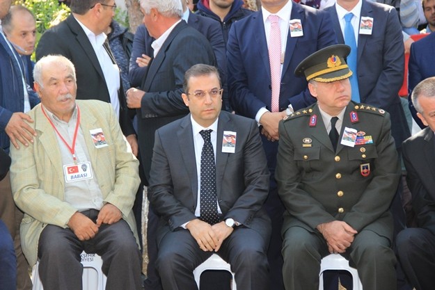 Mardin’in Nusaybin İlçesi’nde uygulanan sokağa çıkma yasağı ile birlikte PKK’lı teröristleri etkisiz hale getirmek, kazılan hendekleri kapatmak ve barikatları kaldırmak amacıyla başlatılan operasyonlarda, PKK’lı teröristlerin tuzakladığı patlayıcıyı infilak ettirmeleri sonucu, şehit düşen Özel Harekât Polis Memuru Coşkun Nazilli dualarla ebediyete uğurlandı.

ŞEHİDİMİZ İÇİN BABA OCAĞINDA HELALLİK ALINDI

Mardin Emniyet Müdürlüğü'nde düzenlenen törenin ardından Türk Silahlı Kuvvetleri'ne ait uçakla Gazipaşa Havalimanı'na getirilen şehidimizin cenazesi, önce baba ocağına götürülüp burada helallik alındı. 

Emine Özmüftüoğlu Camiinde düzenlenen cenaze törenine Antalya Valisi Muammer Türker, Alanya Kaymakamı Dr. Hasan Tanrıseven, Ak Parti, MHP, CHP Antalya Milletvekilleri, İl Jandarma Komutanı Kıdemli Albay Ahmet Yurdagül, İl Emniyet Müdürü Cemil Tombul, Antalya Büyükşehir Belediye Başkanı Menderes Türel, Alanya ve Gazipaşa Belediye Başkanları, Askeri Erkan, Polis Teşkilatı Mensupları, Kamu Kurum ve Kuruluşlarının Yetkilileri, Sivil Toplum Kuruluşlarının temsilcileri ve şehidin yakınları ile birlikte çok sayıda vatandaş katıldı. 

GÖZYAŞLARI ARASINDA TOPRAĞA VERİLDİ

Antalya İl Müftüsü Osman Artan'ın kıldırdığı cenaze namazının akabinde Özel Harekât Polisi Şehit Coşkun Nazilli'nin cenazesi, Alanya Garnizon Şehitliği'nde gözyaşları arasında toprağa verildi.