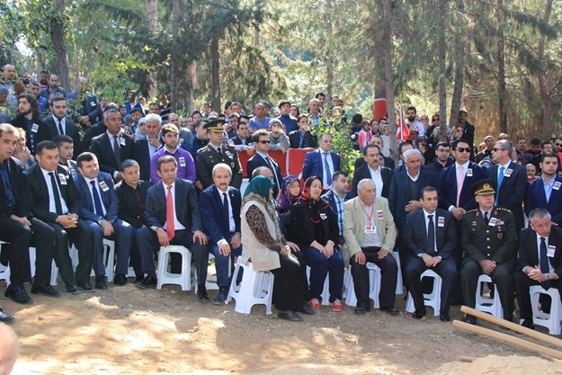 Mardin’in Nusaybin İlçesi’nde uygulanan sokağa çıkma yasağı ile birlikte PKK’lı teröristleri etkisiz hale getirmek, kazılan hendekleri kapatmak ve barikatları kaldırmak amacıyla başlatılan operasyonlarda, PKK’lı teröristlerin tuzakladığı patlayıcıyı infilak ettirmeleri sonucu, şehit düşen Özel Harekât Polis Memuru Coşkun Nazilli dualarla ebediyete uğurlandı.

ŞEHİDİMİZ İÇİN BABA OCAĞINDA HELALLİK ALINDI

Mardin Emniyet Müdürlüğü'nde düzenlenen törenin ardından Türk Silahlı Kuvvetleri'ne ait uçakla Gazipaşa Havalimanı'na getirilen şehidimizin cenazesi, önce baba ocağına götürülüp burada helallik alındı. 

Emine Özmüftüoğlu Camiinde düzenlenen cenaze törenine Antalya Valisi Muammer Türker, Alanya Kaymakamı Dr. Hasan Tanrıseven, Ak Parti, MHP, CHP Antalya Milletvekilleri, İl Jandarma Komutanı Kıdemli Albay Ahmet Yurdagül, İl Emniyet Müdürü Cemil Tombul, Antalya Büyükşehir Belediye Başkanı Menderes Türel, Alanya ve Gazipaşa Belediye Başkanları, Askeri Erkan, Polis Teşkilatı Mensupları, Kamu Kurum ve Kuruluşlarının Yetkilileri, Sivil Toplum Kuruluşlarının temsilcileri ve şehidin yakınları ile birlikte çok sayıda vatandaş katıldı. 

GÖZYAŞLARI ARASINDA TOPRAĞA VERİLDİ

Antalya İl Müftüsü Osman Artan'ın kıldırdığı cenaze namazının akabinde Özel Harekât Polisi Şehit Coşkun Nazilli'nin cenazesi, Alanya Garnizon Şehitliği'nde gözyaşları arasında toprağa verildi.