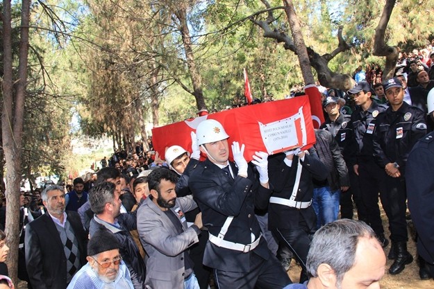 Mardin’in Nusaybin İlçesi’nde uygulanan sokağa çıkma yasağı ile birlikte PKK’lı teröristleri etkisiz hale getirmek, kazılan hendekleri kapatmak ve barikatları kaldırmak amacıyla başlatılan operasyonlarda, PKK’lı teröristlerin tuzakladığı patlayıcıyı infilak ettirmeleri sonucu, şehit düşen Özel Harekât Polis Memuru Coşkun Nazilli dualarla ebediyete uğurlandı.

ŞEHİDİMİZ İÇİN BABA OCAĞINDA HELALLİK ALINDI

Mardin Emniyet Müdürlüğü'nde düzenlenen törenin ardından Türk Silahlı Kuvvetleri'ne ait uçakla Gazipaşa Havalimanı'na getirilen şehidimizin cenazesi, önce baba ocağına götürülüp burada helallik alındı. 

Emine Özmüftüoğlu Camiinde düzenlenen cenaze törenine Antalya Valisi Muammer Türker, Alanya Kaymakamı Dr. Hasan Tanrıseven, Ak Parti, MHP, CHP Antalya Milletvekilleri, İl Jandarma Komutanı Kıdemli Albay Ahmet Yurdagül, İl Emniyet Müdürü Cemil Tombul, Antalya Büyükşehir Belediye Başkanı Menderes Türel, Alanya ve Gazipaşa Belediye Başkanları, Askeri Erkan, Polis Teşkilatı Mensupları, Kamu Kurum ve Kuruluşlarının Yetkilileri, Sivil Toplum Kuruluşlarının temsilcileri ve şehidin yakınları ile birlikte çok sayıda vatandaş katıldı. 

GÖZYAŞLARI ARASINDA TOPRAĞA VERİLDİ

Antalya İl Müftüsü Osman Artan'ın kıldırdığı cenaze namazının akabinde Özel Harekât Polisi Şehit Coşkun Nazilli'nin cenazesi, Alanya Garnizon Şehitliği'nde gözyaşları arasında toprağa verildi.