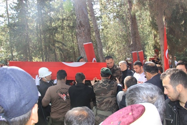 Mardin’in Nusaybin İlçesi’nde uygulanan sokağa çıkma yasağı ile birlikte PKK’lı teröristleri etkisiz hale getirmek, kazılan hendekleri kapatmak ve barikatları kaldırmak amacıyla başlatılan operasyonlarda, PKK’lı teröristlerin tuzakladığı patlayıcıyı infilak ettirmeleri sonucu, şehit düşen Özel Harekât Polis Memuru Coşkun Nazilli dualarla ebediyete uğurlandı.

ŞEHİDİMİZ İÇİN BABA OCAĞINDA HELALLİK ALINDI

Mardin Emniyet Müdürlüğü'nde düzenlenen törenin ardından Türk Silahlı Kuvvetleri'ne ait uçakla Gazipaşa Havalimanı'na getirilen şehidimizin cenazesi, önce baba ocağına götürülüp burada helallik alındı. 

Emine Özmüftüoğlu Camiinde düzenlenen cenaze törenine Antalya Valisi Muammer Türker, Alanya Kaymakamı Dr. Hasan Tanrıseven, Ak Parti, MHP, CHP Antalya Milletvekilleri, İl Jandarma Komutanı Kıdemli Albay Ahmet Yurdagül, İl Emniyet Müdürü Cemil Tombul, Antalya Büyükşehir Belediye Başkanı Menderes Türel, Alanya ve Gazipaşa Belediye Başkanları, Askeri Erkan, Polis Teşkilatı Mensupları, Kamu Kurum ve Kuruluşlarının Yetkilileri, Sivil Toplum Kuruluşlarının temsilcileri ve şehidin yakınları ile birlikte çok sayıda vatandaş katıldı. 

GÖZYAŞLARI ARASINDA TOPRAĞA VERİLDİ

Antalya İl Müftüsü Osman Artan'ın kıldırdığı cenaze namazının akabinde Özel Harekât Polisi Şehit Coşkun Nazilli'nin cenazesi, Alanya Garnizon Şehitliği'nde gözyaşları arasında toprağa verildi.