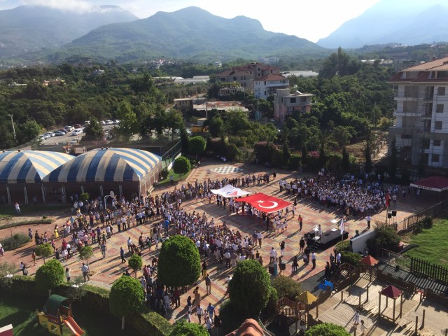 Açılış programında saygı duruşu ve İstiklal Marşı’nın ardından gelişimi ve değişimi eğitimde vazgeçilmez bir parça haline getiren Bahçeşehir Koleji Alanya’nın kurucusu Sayın Burcu Haboğlu Baba’nın konuşmasıyla program başladı.