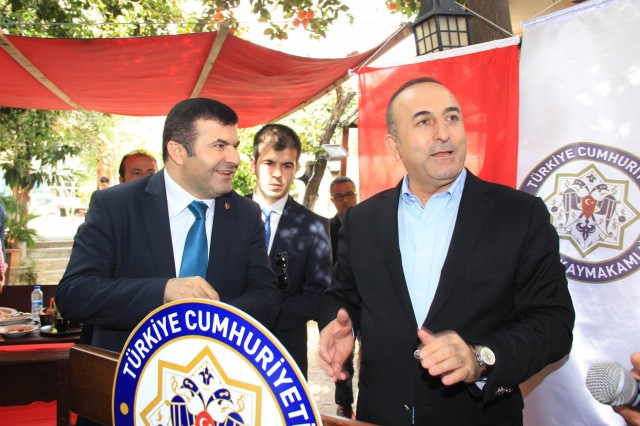 Dışişleri Bakanımız Sayın Mevlüt Çavuşoğlu, Alanya Kaymakamı Dr. Hasan Tanrıseven’in ev sahipliğinde düzenlenen öğle yemeğinde kurum müdürleri, oda başkanları, sivil toplum kuruluşları temsilcileri ve turizmcilerle bir araya geldi. 

Düzenlenen yemekte konuşan Alanya Kaymakamı Dr. Hasan Tanrıseven, Dışişleri Bakanı Mevlüt Çavuşoğlu’nun turizmin sıkıntılı olduğu süreçte, Alanya’ya gelerek turizm ve birçok konularda moral verdiğini belirtti. 

TANRISEVEN “KARAMSAR OLDUĞU BİR DÖNEMDE BİZLERE MORAL VEREN SAYIN BAKANIMIZA TEŞEKKÜR EDİYORUM”

Alanya Kaymakamı Dr. Hasan Tanrıseven konuşmasının devamında şunları kaydetti: 

“Alanya’nın değerli protokolü sivil toplum ve kuruluşlarının değerli başkanları, bizler de bu nezih topluluğa ev sahipliği yapmaktan mutluluk duyuyoruz. Sayın Bakanım bundan önce turizmde herkesin karamsar olduğu bir ortamda geldiniz ve çok geniş katılımlı olarak bütün turizmcilere ve Alanya’ya moral verdiniz. Orada da demiştim ki Sayın Bakanımıza çok rahat ulaşabiliyoruz, bütün sorunlarımızı dile getiriyoruz ve “Sayın Bakanımız hükümet nezdinde inanıyoruz ki gerekli çalışmaları yapacaktır.” demiştik. Teşekkür ediyoruz. Hemen gittiniz ardından Sayın Başbakanımız yeni bir paket açıkladı. Turizmcileri rahatlatacak çeşitli tedbirler getirildi. İnanıyoruz ki buradaki turizmcilerimiz Alanya’nın yetkili birimleri odalarımız sorunlarını size iletecekler yeni sezonda da inşallah sizlerin desteğinizle güzel müjdeler alacağız. Son günlerde Türkiye’ye karşı olan politikalarda bir yumuşama olduğunu turizmde de olumlu gelişmeler olduğunu büyük bir mutlulukla görüyoruz ve seviniyoruz. Sayın Bakanım  ocak ayında yaptığımız toplantıda özellikle üniversitelere verdiğiniz önemi dile getirmiştiniz. Sizlerin desteğinizle gerek devlet üniversitemiz olan Alanya Alaaddin Keykubat Üniversitesi gerek vakıf üniversitemiz olan Alanya Hamdullah Eminpaşa Üniversitesi yollarına devam ediyorlar. Verdiğiniz destek için sizlere minnettarız. Sizlerin desteğinizle YÖK Başkanımızı ziyaret ettik. Sayın Başkandan büyük destek aldık yeni açılacak bölüm ve fakülteler hakkında. Keza desteklerinizle Alanya Hamdullah Emin Paşa üç yeni bölüm açıldı. Yüksek lisans için müracaatlarımız var, onlara da desteğinizin süreceğine inanıyoruz. Alanya’nın aynı zamanda bir turizm kenti değil bir üniversite kenti haline getirilmesi için de çabalarımız devam ediyor. Hem maddi katkılarınız var hem manevi katkılarınız var hem bürokraside de bu yeni fakülteler bölümler açılması Üniversitelerimizin büyümesi için de gayretleriniz var. Onun için de sizlere minnettarız, inanıyorum ki bugün vereceğiniz olumlu haberlerle Alanya’mızda tekrar bir umut dalgası yaratacağınıza inanıyoruz." 

ÇAVUŞOĞLU “BU ŞEHRİ YÖNETİCİLER SAHİPLENMEZSE HİZMETLER HEP EKSİK KALIR”

Gösterilen ilgiden dolayı teşekkür eden Dışişleri Bakanımız Sayın Mevlüt Çavuşoğlu ise yapmış olduğu konuşmada şunları kaydetti: 

"Alanya da evimde bana gösterdiğiniz ilgiden dolayı teşekkür ederim. Avrupa standartlarına ulaşmak için uğraşıyoruz ama kendi geleceklerimizi de yaşatmak için çalışıyoruz. Alanya'ya her gelişimizde Alanya'nın sorunlarıyla birebir uğraşan arkadaşlarımızla bir arada olmaktan dolayı mutluyuz. Dün Türkiye - İsveç maçı için buradaydım. Milli takımı da tebrik ediyorum. Alanya'ya her gelişimde sizlerle neden bir araya geliyorsunuz. Amacımız Alanya'nın sorunlarını çözmektir. Bu şehri yöneticiler sahiplenmezse hizmetler hep eksik kalır. Biz elimizden geldiğince sizlerin taleplerini değerlendirip hizmet etmeye çalışıyoruz. Çok şükür yanımızda yönetilemeyen ülkeler var ama Türkiye olarak istikrarımızı koruyoruz. Turizmin bazı konulardan dolayı etkilendiğini biliyoruz ama böyle günlerden de ders çıkarmak gerekiyor. Bu yüzden birlik beraberlik içerisinde olmalıyız. Güzel Alanya'mız sayesinde dünyada bir markayız ama başka ülkelerden turistlere de ulaşmak gerekiyor. Bölgeye daha fazla uçuşu sağlamanın yollarını aramalıyız. Bu sene zor olabilir ama hep birlikte atlatabiliriz" dedi.

Yemek sonunda Kurum Müdürleri, Oda Başkanları, STK Temsilcileri Dışişleri Bakanımız Sayın Mevlüt Çavuşoğlu ile bir araya getirdikleri için Alanya Kaymakamı Dr. Hasan Tanrıseven'e teşekkür ettiler.