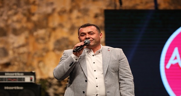 Alanya Belediyesi tarafından bu yıl 15.’si düzenlenen Alanya Uluslararası Caz Günleri,Karsu Dönmez’in muhteşem sahne performansıyla başladı.