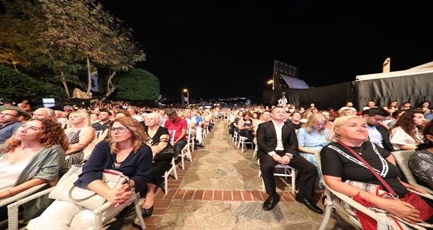 Alanya Belediyesi’nin her yıl düzenlediği ulusal ve uluslararası caz platformunda prestijli bir yer edindiği Alanya Caz Günleri, tarihi Kızılkule meydanındabaşladı. 15. Alanya Uluslararası Caz Günleri’nin ilk akşamında cazın sevilen sanatçısı Karsu Dönmez sahne aldı. Alanya Belediye Başkanı Adem Murat Yücel’in açılış konuşmasıyla başlayan konsere yüzlerce caz sever katıldı.