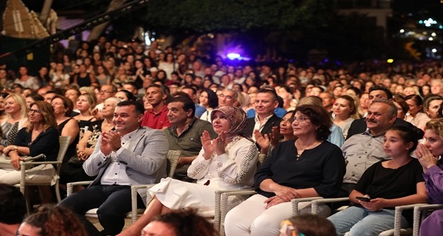 ALANYA JAZZ FESTİVALİNE ÜNLÜ AKINI
Alanya Belediyesi tarafından bu yıl 15.’si düzenlenen Uluslararası Alanya Caz Günleri, tarihi Kızılkule Meydanı'nda kurulan konser alanında başladı. Caz günlerinin ilk gününde sahne performansıyla izleyicilerin büyük beğenisini toplayan Karsu Dönmez’in konserine aralarında sinema ve televizyon oyuncusu Erkan Petekkaya, eski Türkiye güzeli Zerrin Erbaş, 2. Abdulhamid’in torunu Adile Osmanoğlu Tars gibi ünlü isimlerin yanısıra binlercevatandaş ve ilçedeki turistler de yoğun ilgi gösterdi.