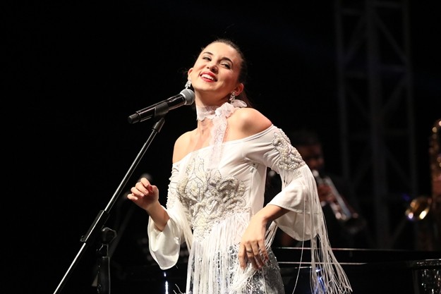 YÜCEL: “4 GÜN BOYUNCA ENFES BİR MÜZİK ZİYAFETİ YAŞAYACAĞIZ”
Belediye Başkanı Adem Murat Yücel, müziğin evrensel diline vurgu yaparak konuşmasını şu sözlerle bitirdi; “Farklılıkların oluşturduğu bu muhteşem ahengi, bir arada olabilmenin müthiş hazzını hep birlikte hissedeceğiz. Tarihin derinliklerinden izler taşıyan Kızılkule’nin bu dingin atmosferinde müziğin evrensel dilinde buluşup, 4 gün boyunca enfes bir müzik ziyafeti yaşayacağız.