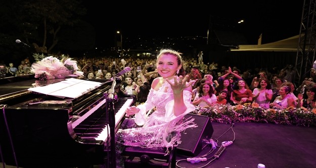 JAZZ GÜNLERİ 30 EYLÜL’E KADAR SÜRECEK
Gecenin sonunda Alanya Belediye Başkanı Adem Murat Yücel, Alanya Uluslararası Caz Günleri anısına Karsu Dönmez’e ipek kozasından işlenmiş taç, çiçek ve plaket taktim etti.