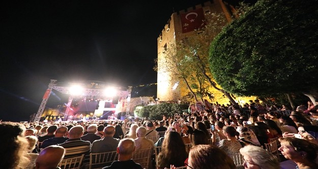 30 Eylül'e kadar devam edecek caz günlerinin 2’nci gününde ise saat 20.30’da Sarah Lancman Invites Giovanni Mirabassi Trio ve hemenardından saat 22.00’da EminFındıkoğlu Quartet tarihi Kızılkule meydanındacazseverlerlebuluşacak.