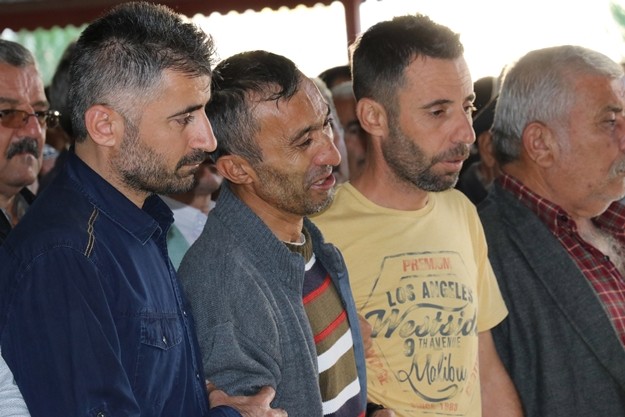 Pazarcı Mahallesi Uğur Mumcu Caddesi'nde dün saat 17.00 sıralarında sahil yönünde seyreden milli motosiklet sporcusu Toprak Razgatlıoğlu'nun babası Arif Razgatlıoğlu'nun (59) kullandığı 33 HE 303 motosiklet, kontrolsüz kavşakta tali yoldan çıkan İsmet Oğuz yönetimindeki 07 UJ 797 plakalı kamyonetin kasasına çarptı.