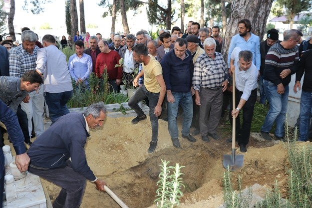 Razgatlıoğlu'nun kız arkadaşı Ülkü Özcan'ın cenazesi ise Çamlı Mezarlıkta ikindi namazını müteakip kılınan cenaze namazının ardından babaannesi Ümmü Özcan'ın kabrinin yanına defnedildi.