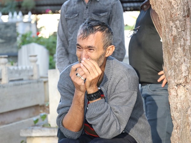 Gazipaşa'da 'Tek Teker Arif' olarak bilinen Arif Razgatlıoğlu ile geçirdiği trafik kazasında hayatını kaybeden Ülkü Özcan gözyaşları arasında defnedildi.