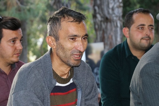 Cenaze töreninde güçlükle ayakta duran baba Metin Özcan kızının tabutuna sarılarak gözyaşları döktü.