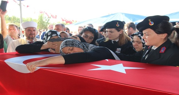 Dışişleri Bakanı Çavuşoğlu ve protokol şehidin ailesiyle görüşüp başsağlığı diledi. Namazın ardından Bakan Çavuşoğlu ve binlerce kişinin omuzlarında taşınan şehidin tabutu aynı mezarlıkta bulunan Alanya Garnizon Şehitliği'ne gözyaşları içerisinde toprağa verildi.