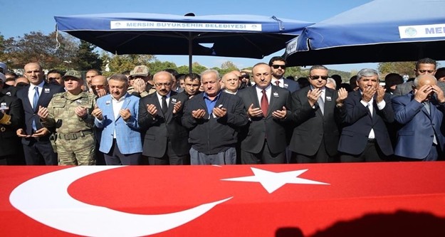 Hakkari’nin Şemdinli ilçesinde meydana gelen patlamada şehit olan askerlerden Topçu Er Yusuf Önder’in cenazesi Antalya’nın Alanya ilçesinde toprağa verildi.