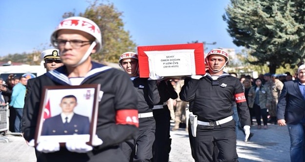 Hakkari’nin Şemdinli ilçesinde Irak sınırındaki Süngü Tepe üs bölgesinde geçen Cuma günü gece atış yapıldığı sırada patlama meydana geldi. Patlamada 7 asker şehit olurken, 25 asker yaralandı.