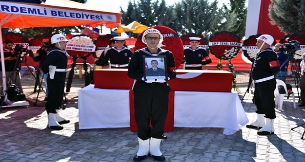 Şehit askerlerden Topçu Er Yusuf Önder’in (22) cenazesi, bu sabah Van’da düzenlenen resmi törenin ardından havayoluyla Gazipaşa’ya getirilerek burada karşılama töreni düzenlendi.