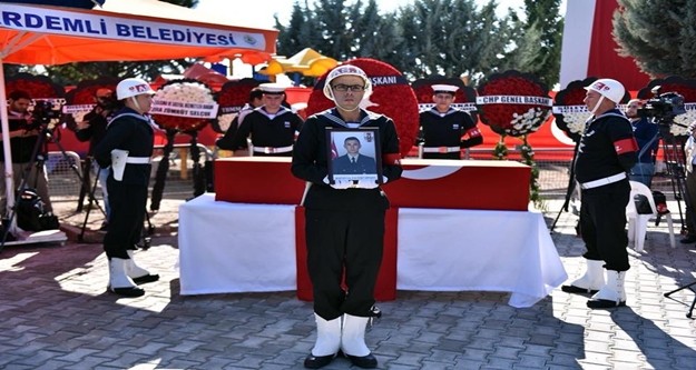 Şehit askerlerden Topçu Er Yusuf Önder’in (22) cenazesi, bu sabah Van’da düzenlenen resmi törenin ardından havayoluyla Gazipaşa’ya getirilerek burada karşılama töreni düzenlendi.