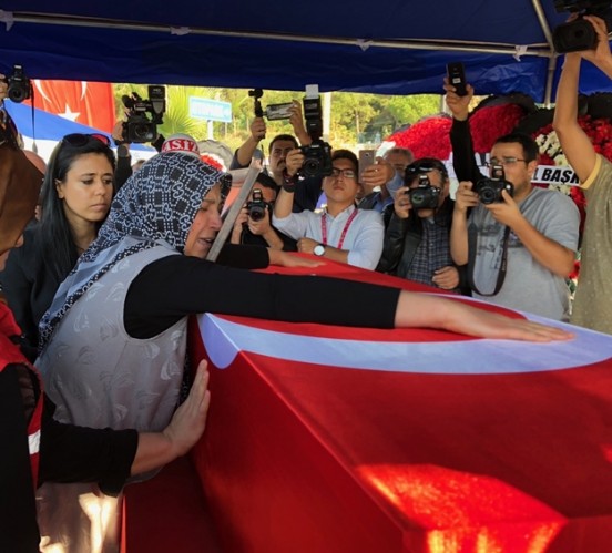 Cenaze namazına şehidin babası Sunay Önder ile annesi Sevcan Önder, Dışişleri Bakanı Mevlüt Çavuşoğlu'nun yanı sıra Antalya Valisi Münir Karaloğlu, Antalya Büyükşehir Belediye Başkanı Menderes Türel, siyası parti temsilcileri, STK temsilcileri ile binlerce vatandaş katıldı.