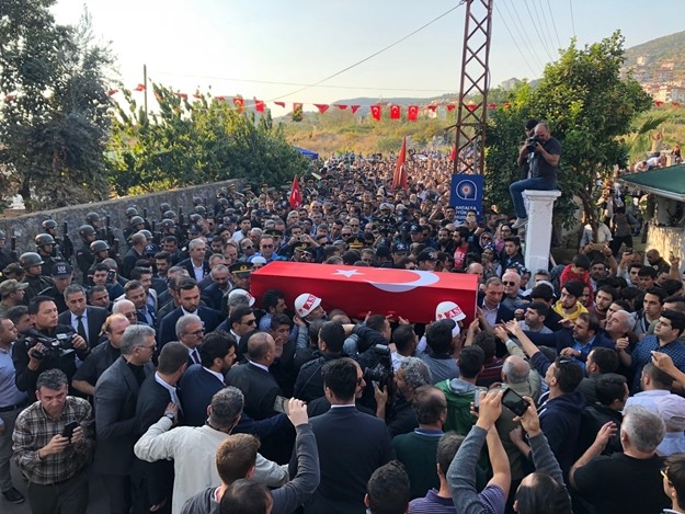 Burada dualarla uğurlanan şehidin naaşı Antalya Büyükşehir Belediyesi Alanya Mezarlığı’ndaki Asrı Mezarlık Camii’nde ikindi namazının ardından cenaze namazı kılındı.