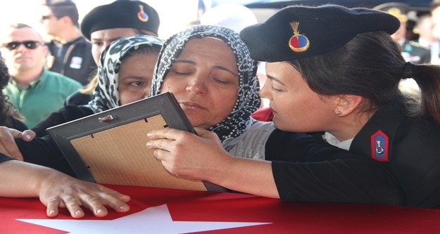 Cenazede şehit ailesi tabuta sarılarak gözyaşı döktü. Bu görüntüler cenazeye katılan herkesi ağlattıo