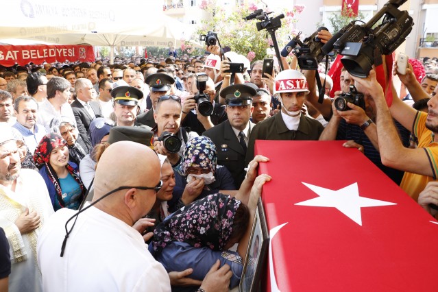 Hakkari’nin Dağlıca bölgesinde terör örgütü PKK'nın mayınlı saldırısında şehit düşen 16 askerden biri olan Piyade Sözleşmeli Er Uğur Yıldız’ın Antalya’nın Manavgat ilçesindeki baba ocağına ateş düştü.
