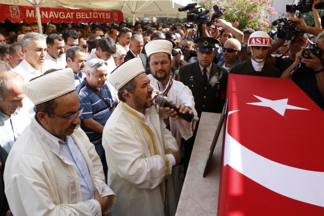 Tabutun yanındaki fotoğrafı alan anne, gözyaşları içerisinde uzun süre öptü. Tabutun top arabasına konulduğu sırada anne Gülbahar Çelikel yeniden tabuta sarılmak istedi.