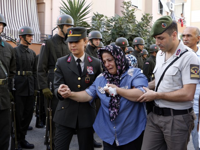 Şehidin dün ikindi namazında yapılması planlanan cenaze töreni, cenazenin Antalya’ya geç gelmesi ve ailenin isteği üzerine bugüne ertelenmişti. Şehit Yıldız için Manavgat Külliye Camii’nde sabah saatlerinde tören düzenlendi.