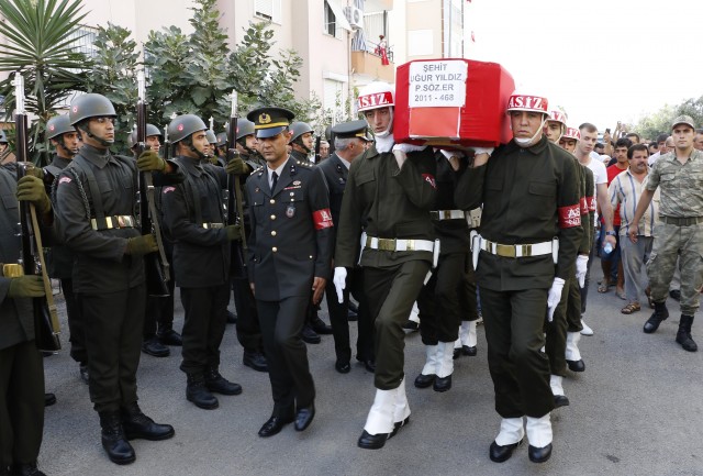 Törene Antalya Valisi Muammer Türker, Antalya İl Emniyet Müdürü Cemil Tonbul, AK Parti Antalya Milletvekili Hüseyin Samani, MHP Antalya milletvekilleri Mehmet Günal, Tarkan Akıllı, Antalya Büyükşehir Belediyesi Başkanı Menderes Türel, AK Parti İl Başkanı Rıza Sümer, Manavgat Belediye Başkanı Şükrü Sözen, İl Müftüsü Osman Artan, şehidin Isparta’dan gelen annesi Gülbahar Çelikel ve şehidin kız kardeşi Didem ile çok sayıda vatandaş katıldı.