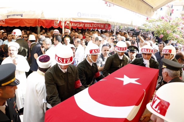 Tören mangası eşliğinde külliye bahçesinde şehidin tabutunun getirilmesinin ardından cenaze törenine katılanlar terör örgütü PKK aleyhinde sloganlar atmaya başladı. Tabut, namaz kılınması için musalla taşına koyulduğu sırada, cenazeye katılan vatandaşlar sloganlar attı.