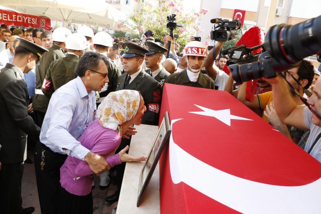 Sloganları kesmek ve cenaze namazına geçmek isteyen İl Müftüsü Osman Artan vatandaşları sakinleştirmek için uzun süre çaba sarf etti. İl Müftüsü Artan’ın kendilerini susturmasına tepki gösteren vatandaşlar arasında kısa süreli gerginlik meydana geldi.