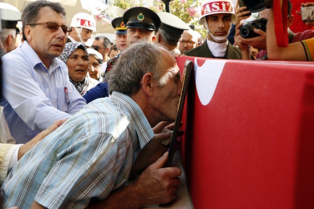 Hakkari’de şehit düşen 16 askerden Piyade Er Uğur Yıldız, memleketi Manavgat'ta düzenlenen törenin ardından son yolculuğuna uğurlandı. Şehidin annesi Gülbahar Çelikel, “Ne olur geri verin yavrumu” diye ağlayarak tabuta sarıldı.