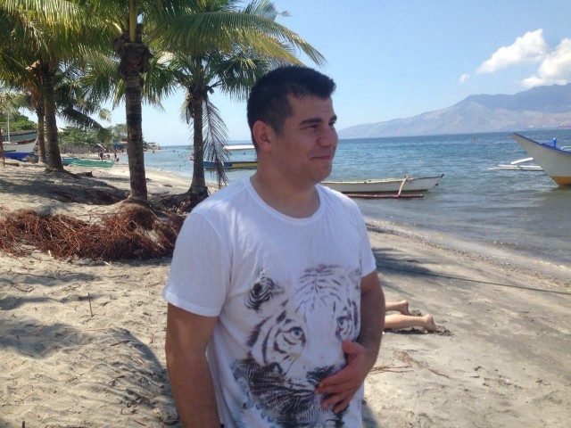 Aslen Konya Dedem'li olan, Hamburg'da doğup Alanya'da büyüyen Özel Harekatçı Coşkun Nazilli şehit oldu ve ardında bir çok güzel anı bıraktı.


Nusaybin'de çatışmalar sırasında, patlama anında ağır yaralanan ve kaldırıldığı hastanede şehit olan Özel Harekatçı Coşkun Nazilli, Nusaybin'e dilekçe vererek gönüllü olarak gitmişti. Bugün sabah saatlerinde şehit haberini alan Alanya Kadıpaşa Mahallesi'nde yaşayan aile fertler duyduklarına inanamadılar ve fenalık geçirdiler. 

Liseyi Alanya Lisesi'nde okuyan Coşkun Nazilli, o yıllarda bol kahkaha atan, neşeli biri olarak biliniyordu. Arkadaşlarının o yıllarda dediğine göre; aktif olarak spor ile ilgilenen ve sigara, alkol bağımlılığı asla olmayan bir kişiydi.

Coşkun Nazilli'nin 1 küçük bir oğlu ve kızı vardı.  Göktürk Nazilli ve Gökçe Nazilli... Babalarına son mektubunda 'seni çok seviyoruz baba, seni çok özledik' oldu.

Alanya'ya Şehit Abdullah Ümit Sercan'ı elleriyle getirmişti. Üzüntüsünün tarifi yoktu.

Ve Coşkun Nazilli, 1991 yılında Alanya'nın ilk triatleti olarak Avrupalı sporculara kök söktürmüştü.