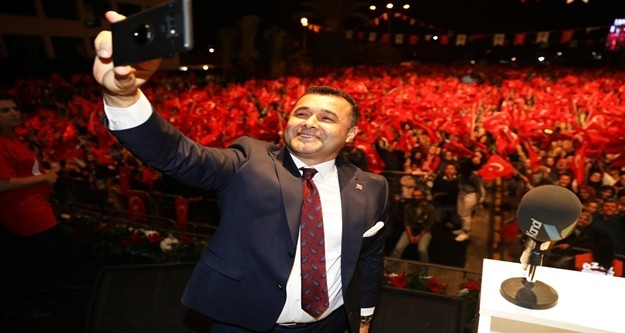 Başkan Yücel, kalabalıkla selfi çekti