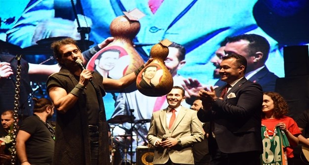Alanya Belediye Başkanı Adem Murat Yücel, sahneye gelerek sanatçının portresi üzerine işlenmiş Su Kabağı, Kıraç’ın adına özel hazırlanan Alanyaspor forması, çiçek ve plaket hediye etti.