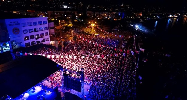 Konser alanı doldu, taştı.Konserin başlangıcından, son anına kadar vatandaşların da şarkılara eşlik etmesiyle renkli görüntüler oluştu.