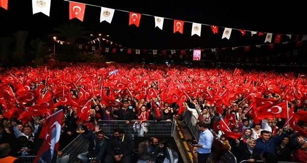 Kıraç en sevilen şarkılarını Alanyalılar için seslendirirken konser alanını dolduran binlerce vatandaş, Türk Bayraklarıyla alanı adeta şölen havasına çevirdi.